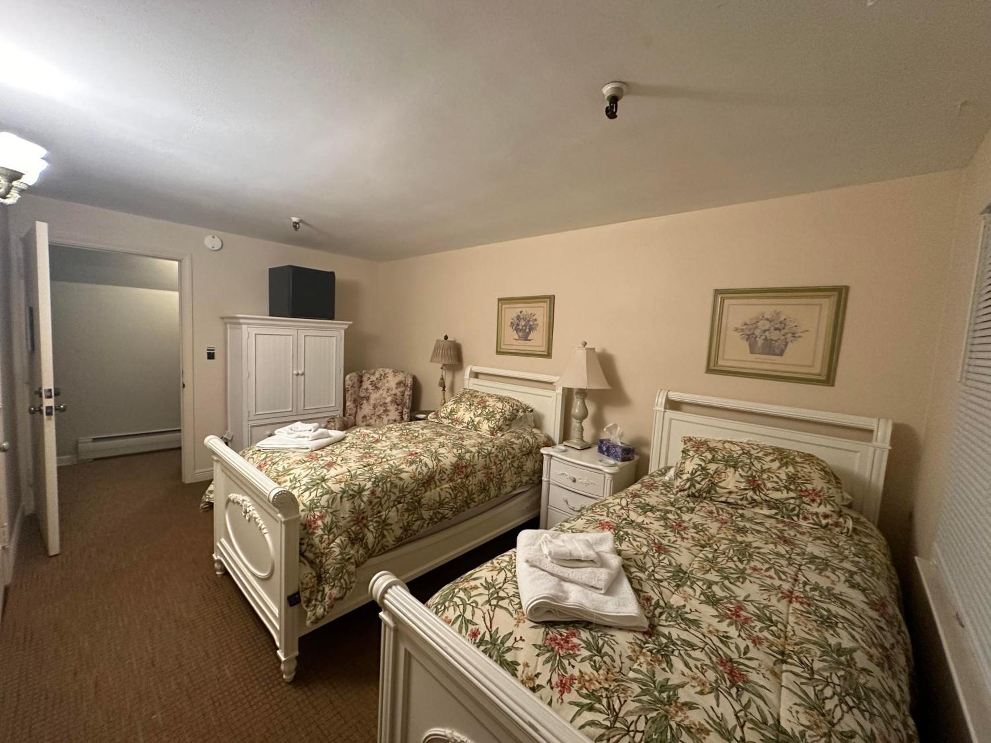 The Oaks B&B Hotel And Spiritual Center Jamestown Bagian luar foto